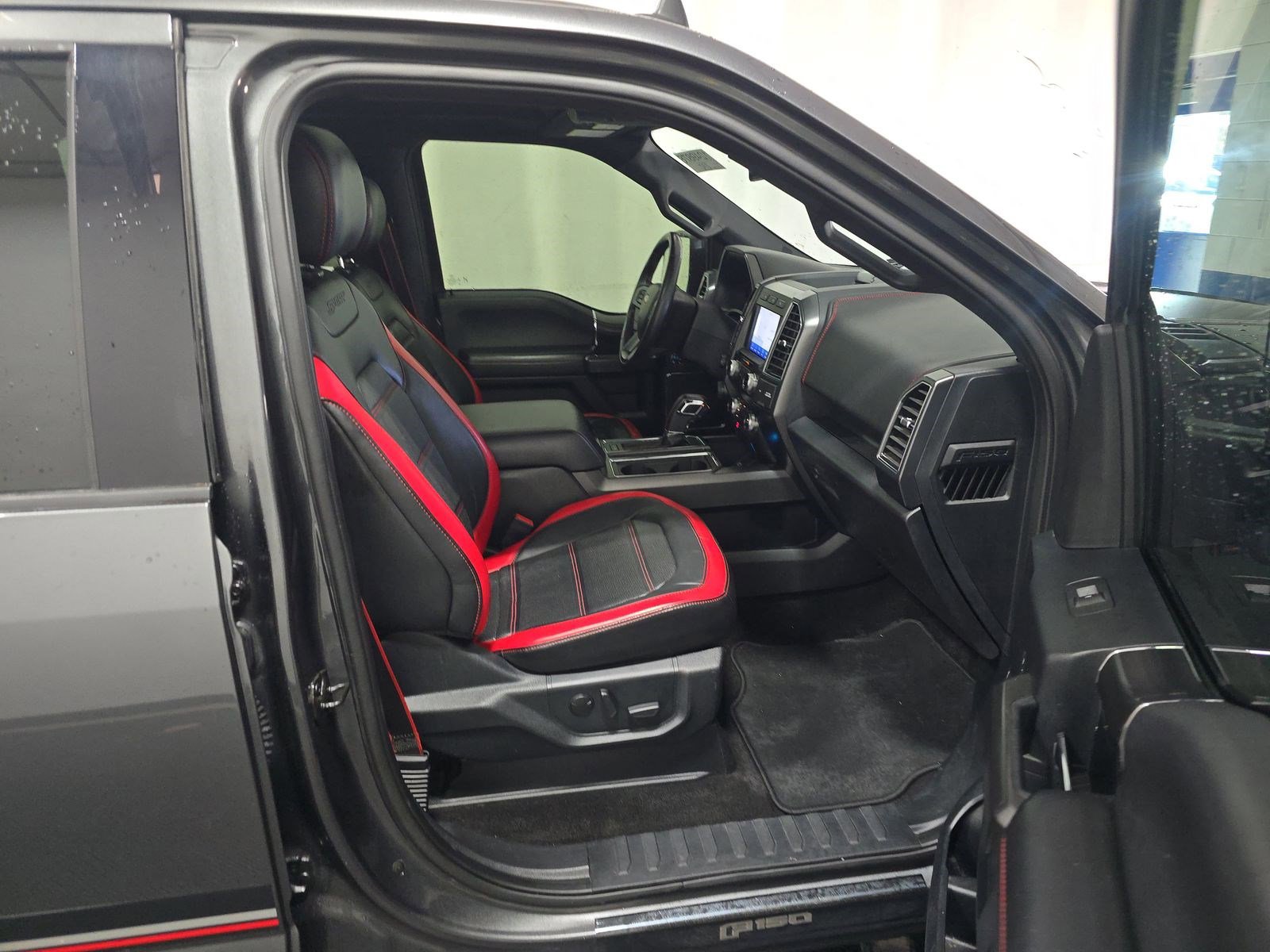 Used 2019 Ford F150 Lariat w/ Equipment Group 502A Luxury AWD/4WD image 8