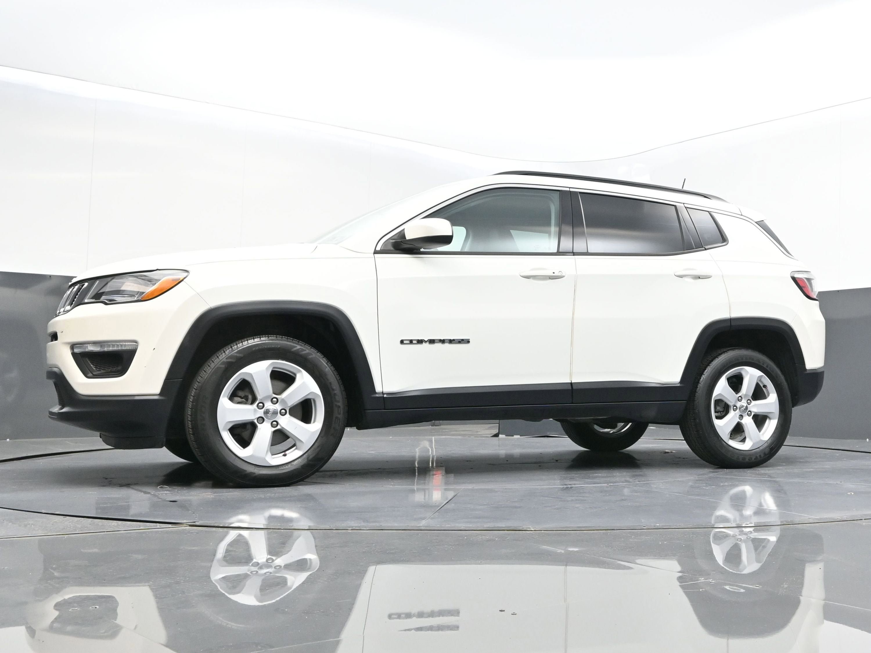 Used 2020 Jeep Compass Latitude w/ Cold Weather Group AWD/4WD image 39