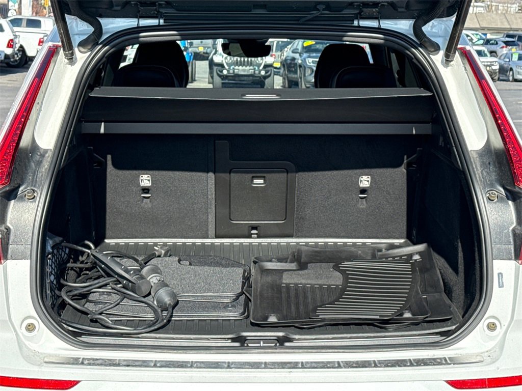 Used 2022 Volvo XC60 T8 R-Design image 12