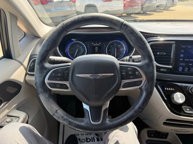 Used 2017 Chrysler Pacifica Touring-L FWD image 17