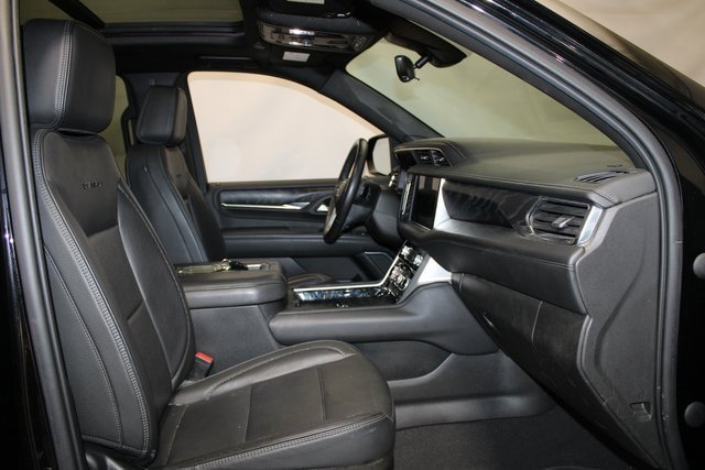Used 2022 GMC Yukon XL Denali w/ Denali Premium Package image 14