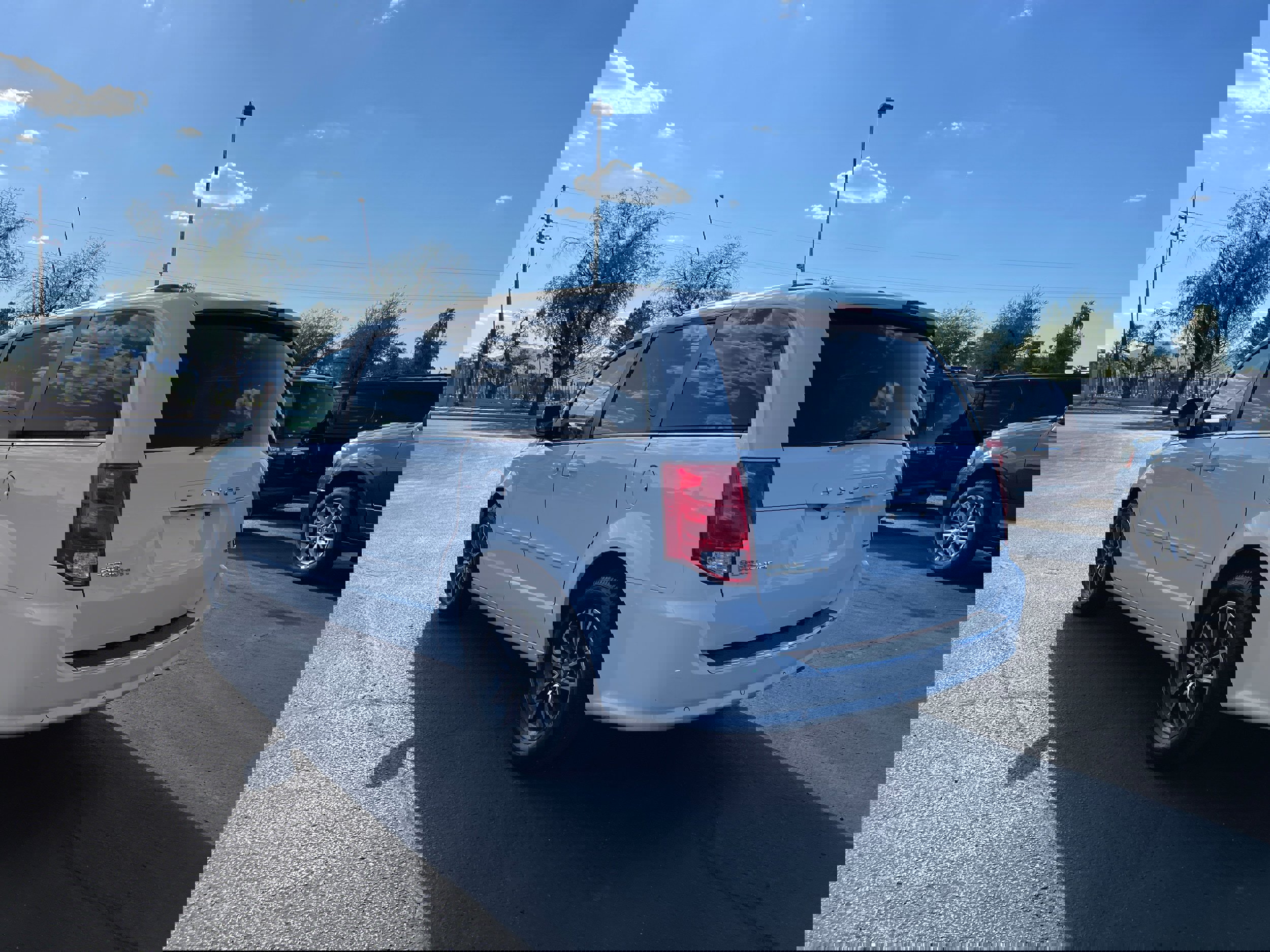 Used 2017 Dodge Grand Caravan SXT w/ Driver Convenience Group image 3