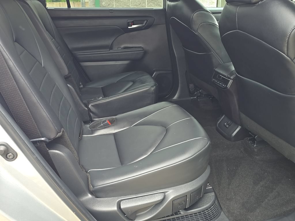 Used 2024 Toyota Highlander XLE AWD/4WD image 16