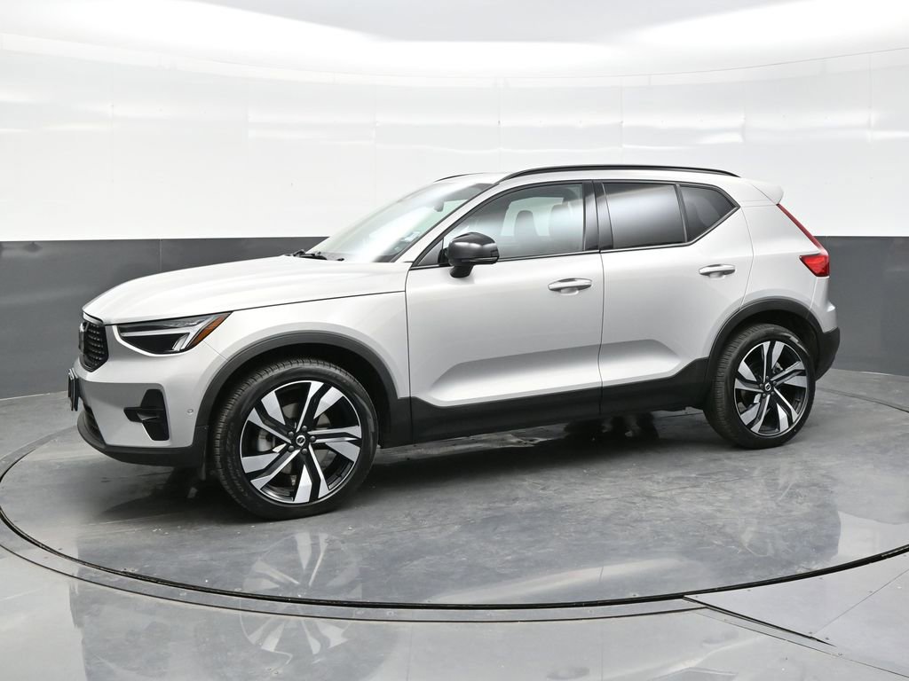Used 2025 Volvo XC40 B5 Plus image 3