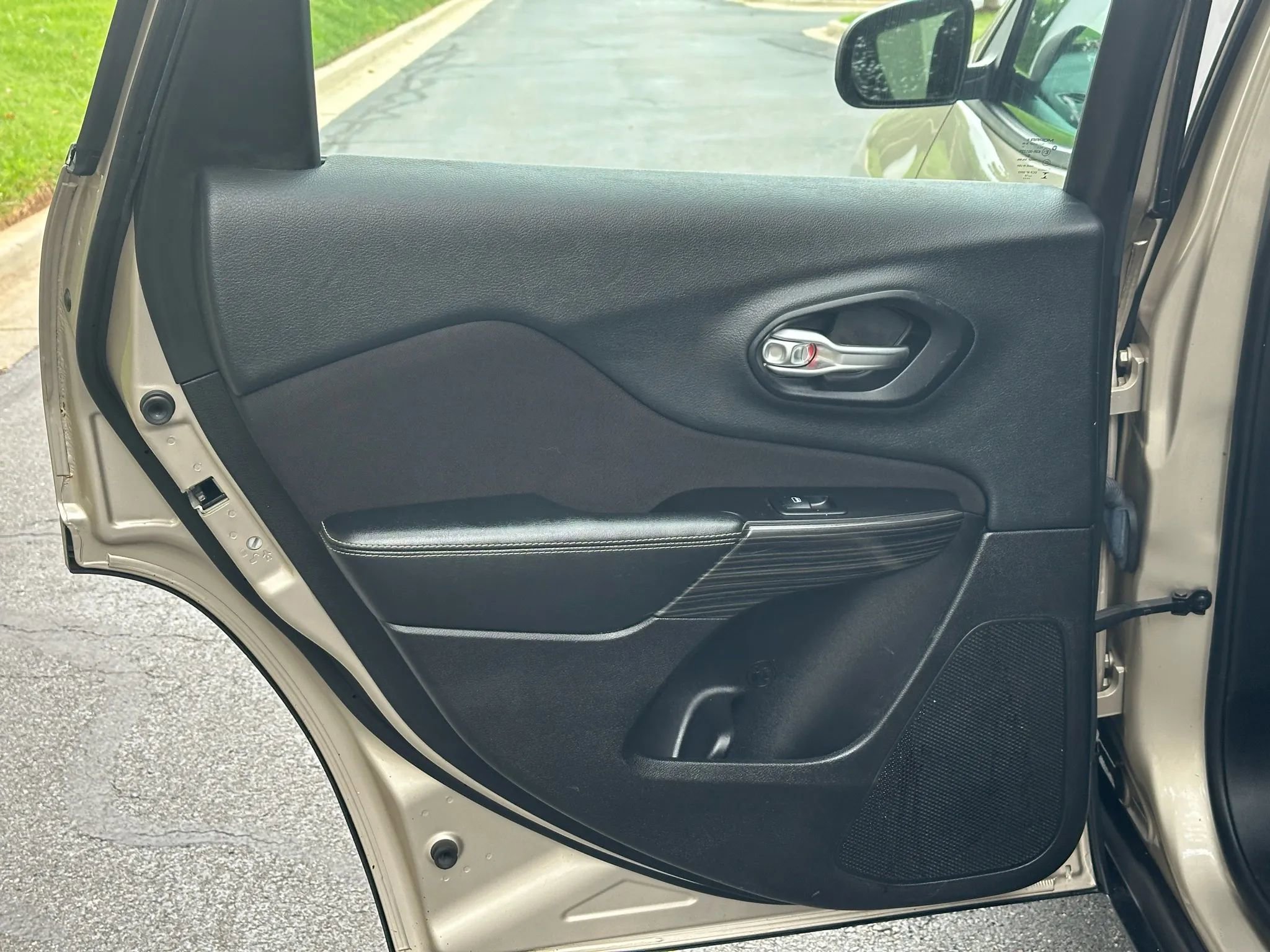 Used 2014 Jeep Cherokee Sport image 23