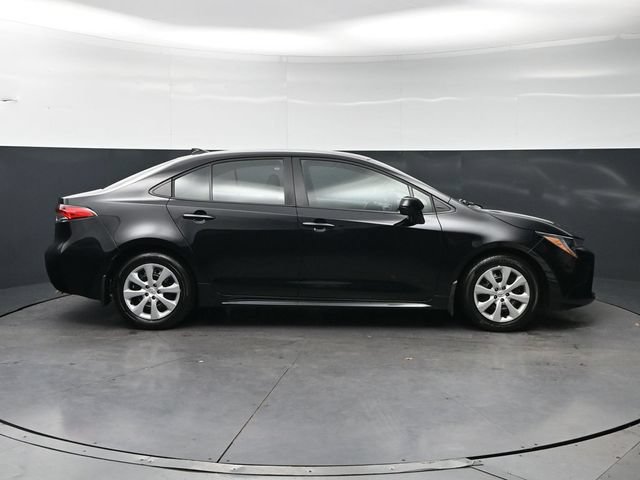 Used 2025 Toyota Corolla LE FWD image 4