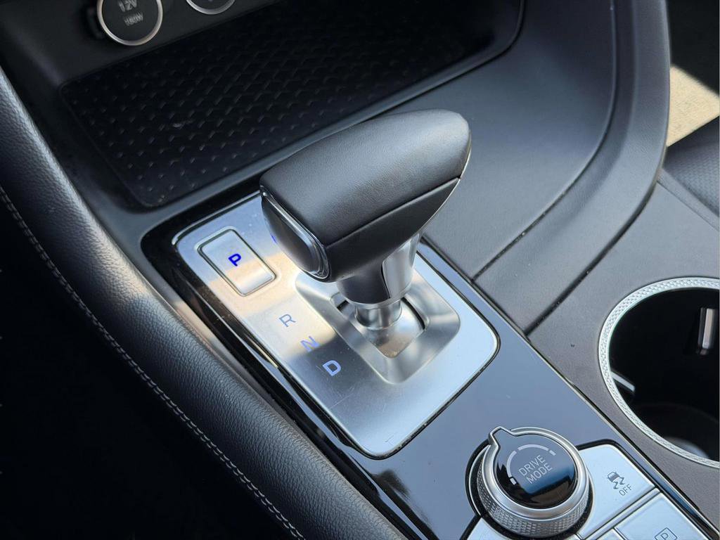 Used 2025 Genesis G70 2.5T image 6