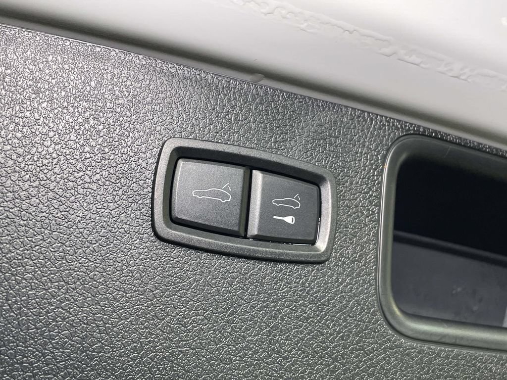 Certified 2024 Porsche Macan AWD/4WD image 21