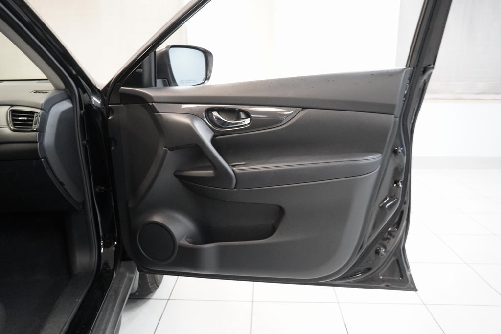 Used 2020 Nissan Rogue SV image 28