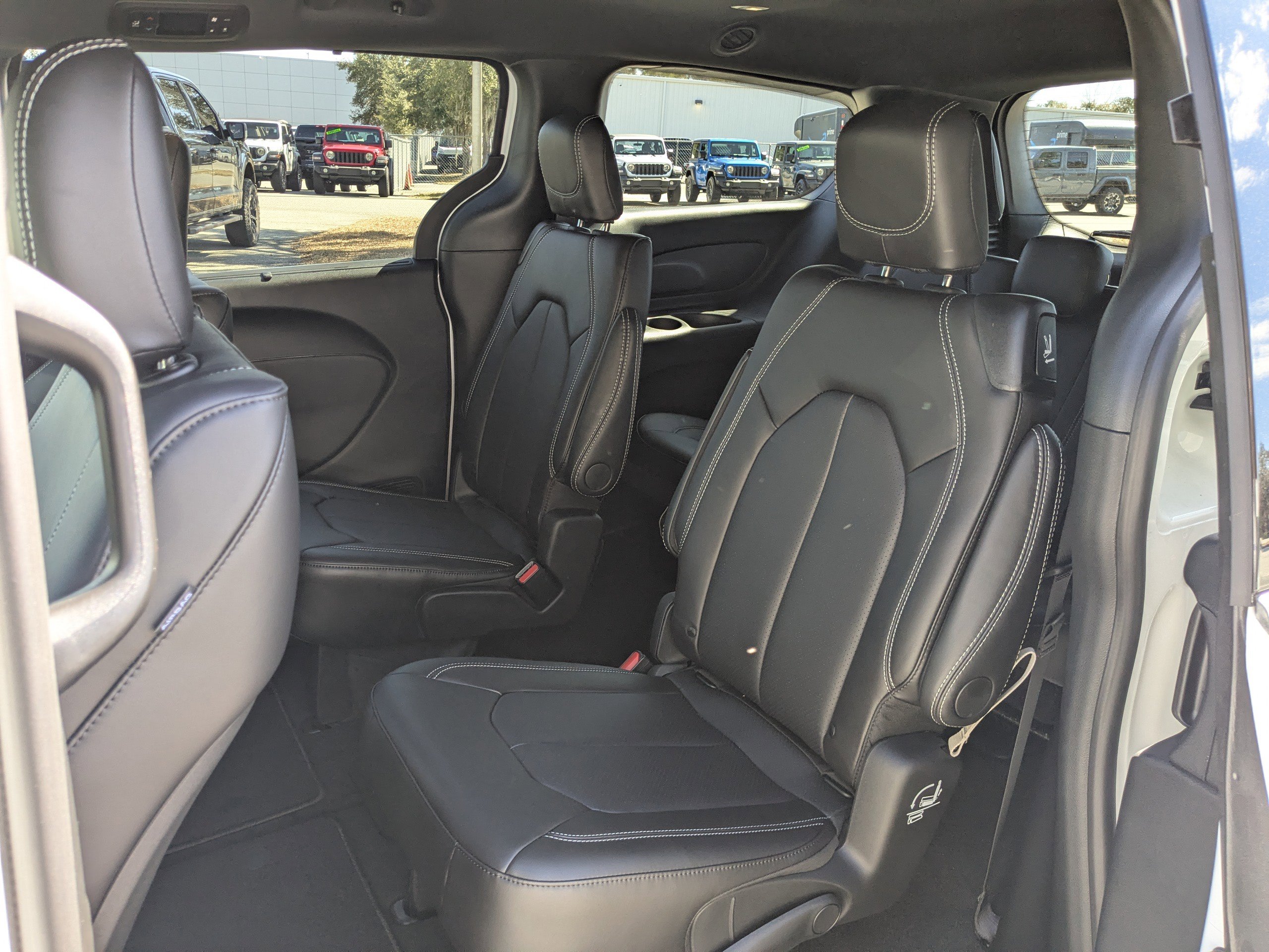 New 2026 Chrysler Pacifica Select image 13