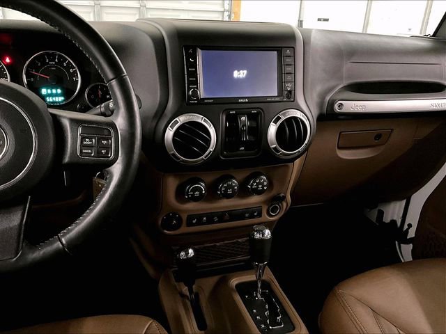Used 2016 Jeep Wrangler Unlimited Rubicon w/ Connectivity Group AWD/4WD image 6
