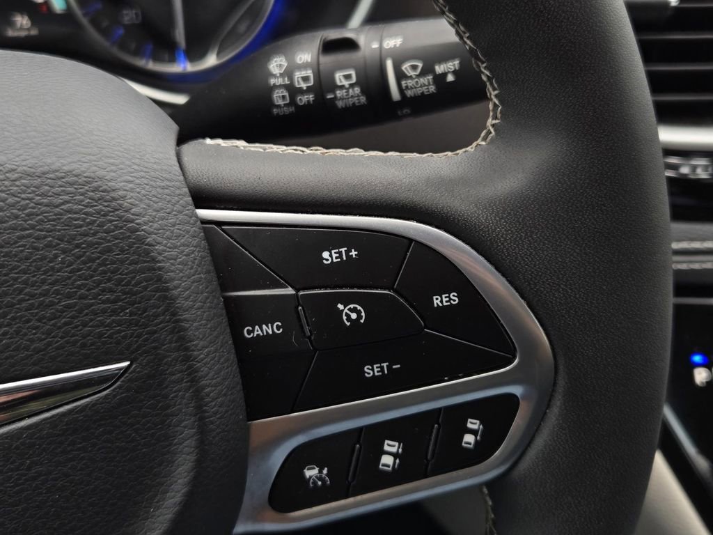 Used 2023 Chrysler Pacifica Touring-L image 27