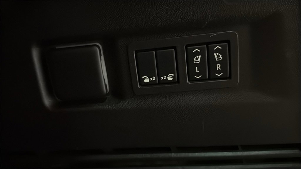 Used 2024 GMC Yukon Denali w/ Denali Reserve Package image 19