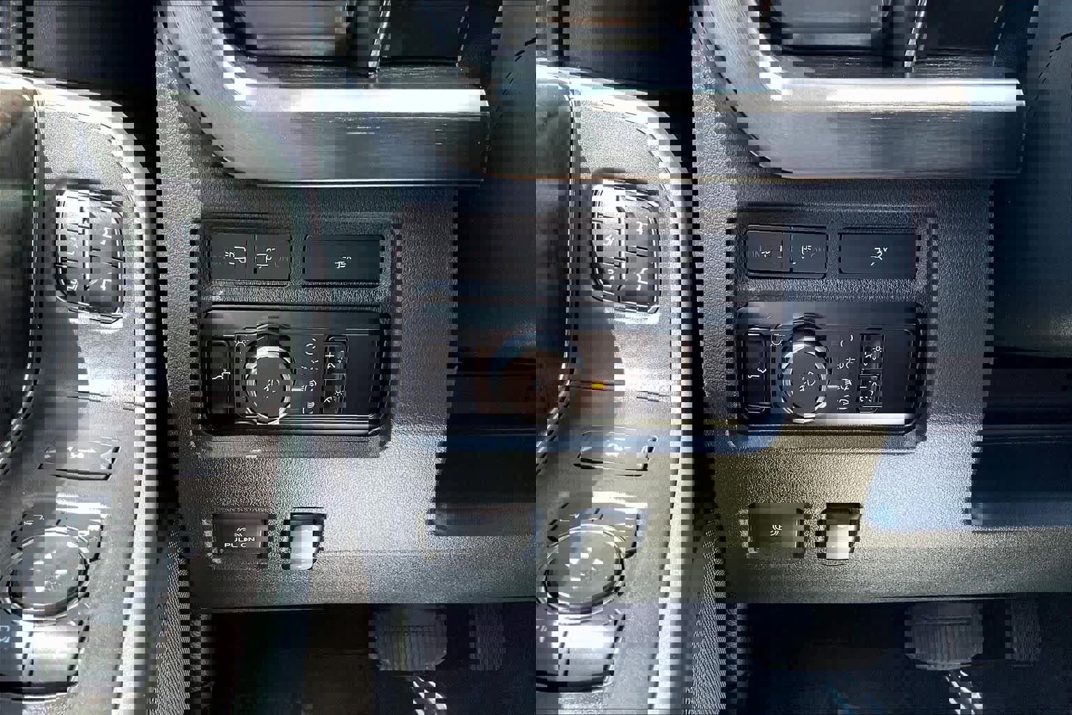 Used 2024 Ford F250 Lariat w/ Tremor Off-Road Package image 32