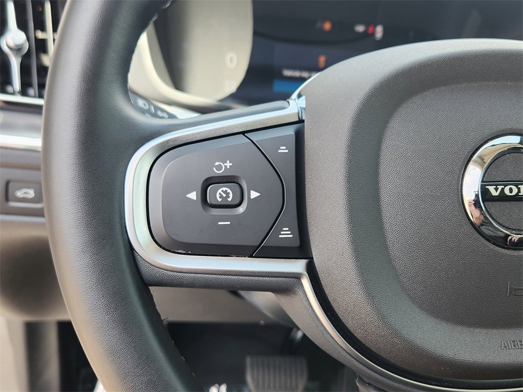 Used 2025 Volvo XC60 B5 Core image 8