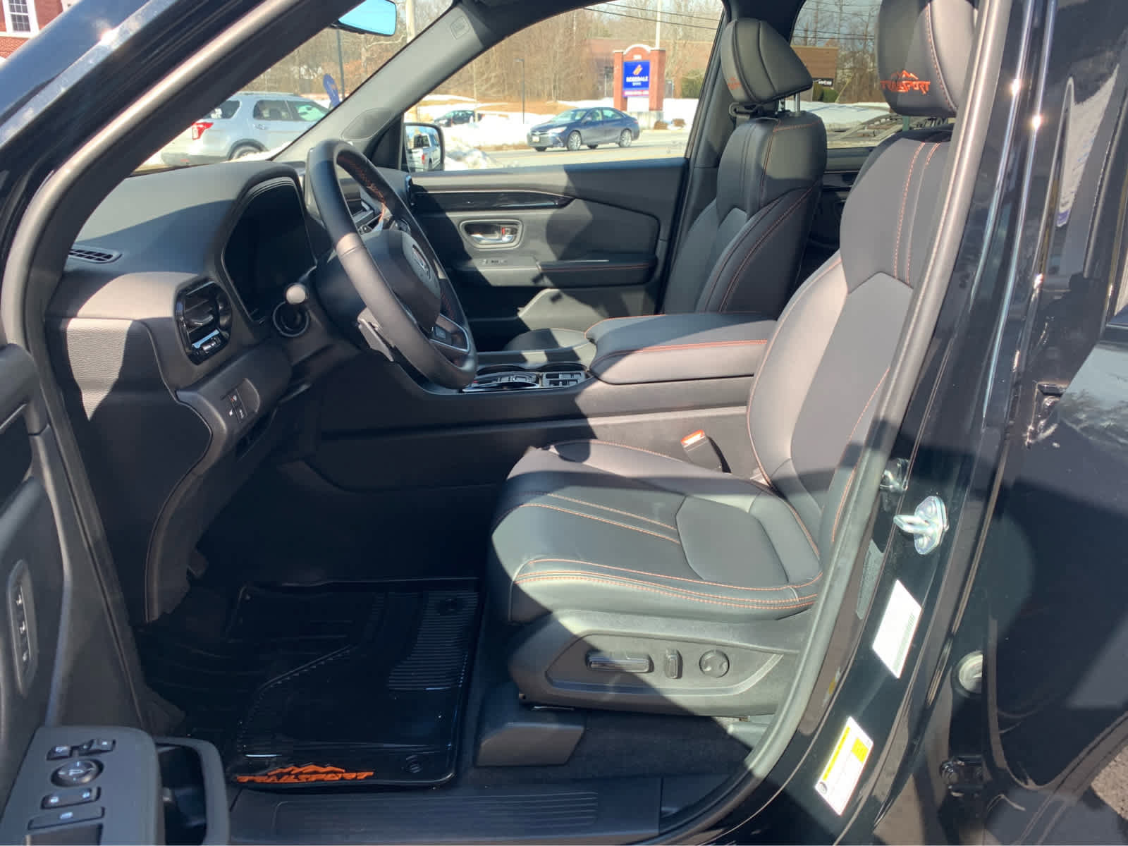 Used 2023 Honda Pilot TrailSport image 11