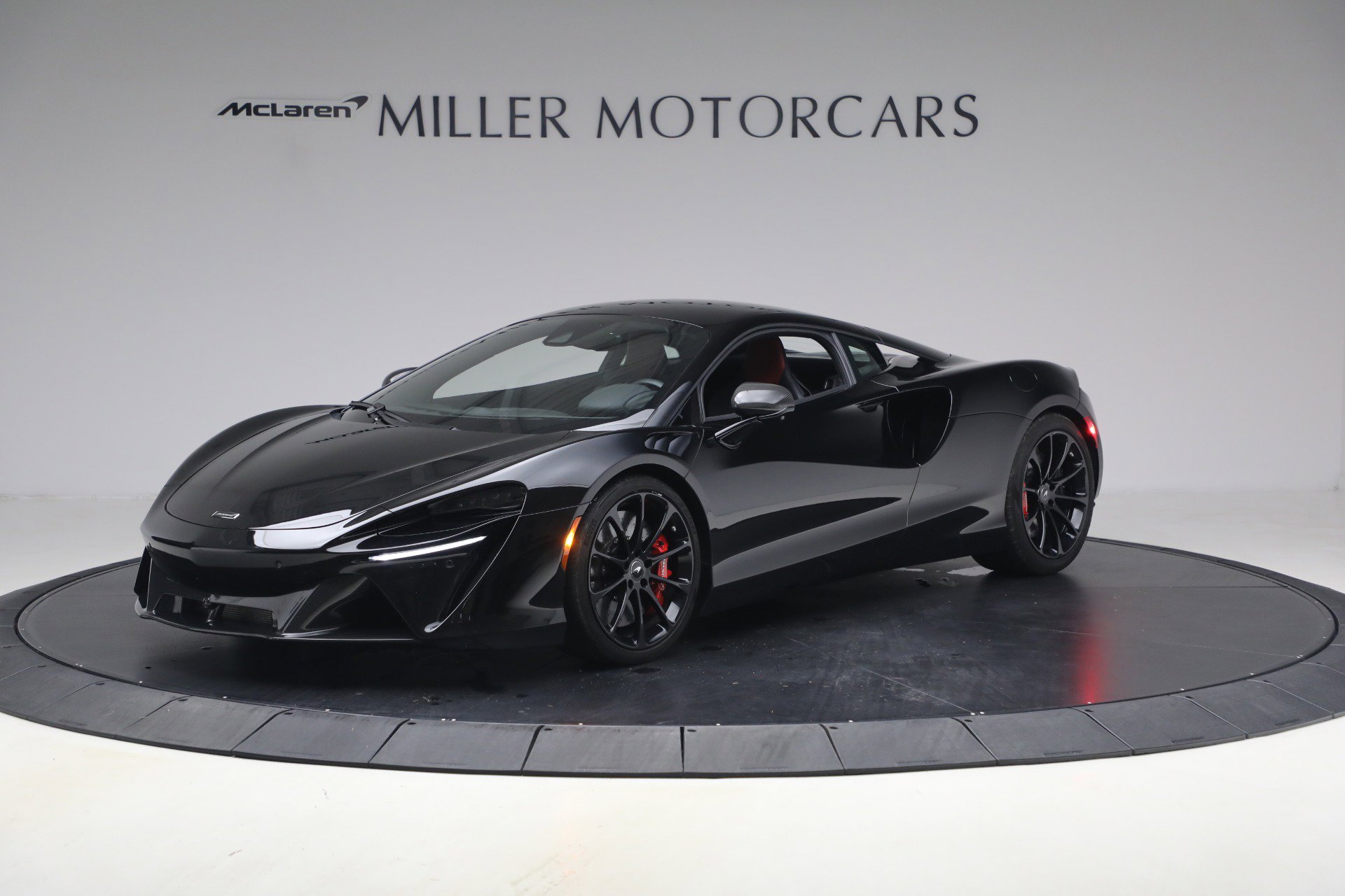 Used 2024 McLaren Artura RWD image 2