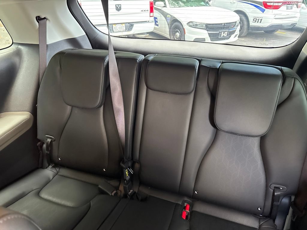 Used 2025 Kia Carnival FWD image 13