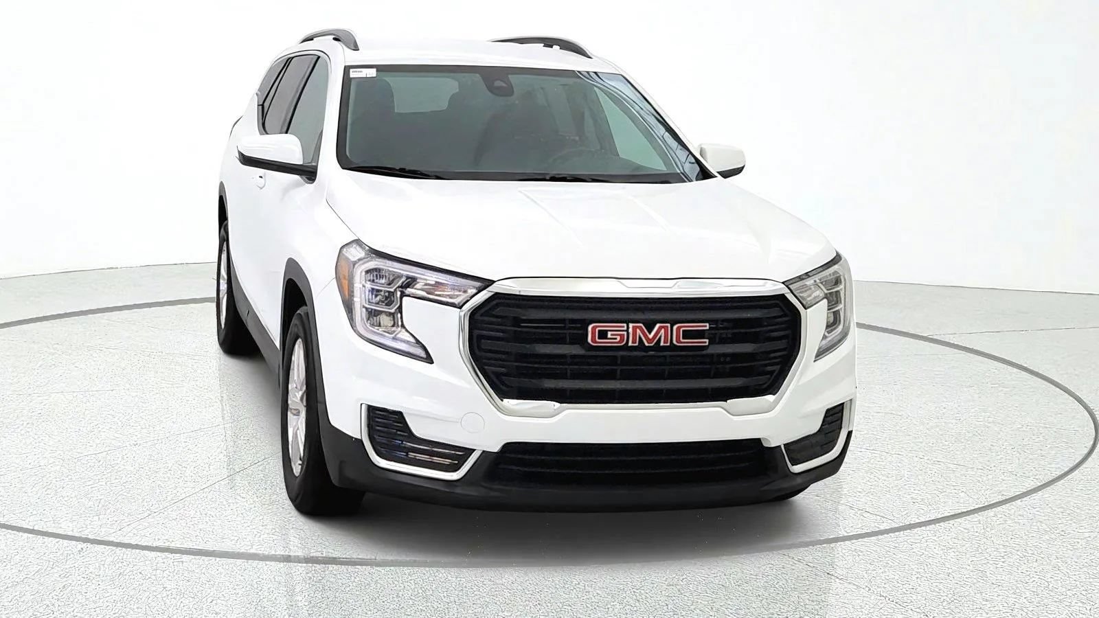 Used 2024 GMC Terrain SLE w/ Driver Convenience Package FWD image 2
