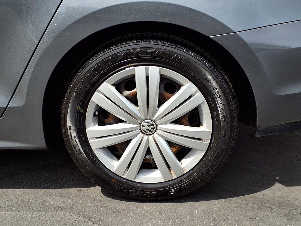 Used 2017 Volkswagen Jetta S image 4