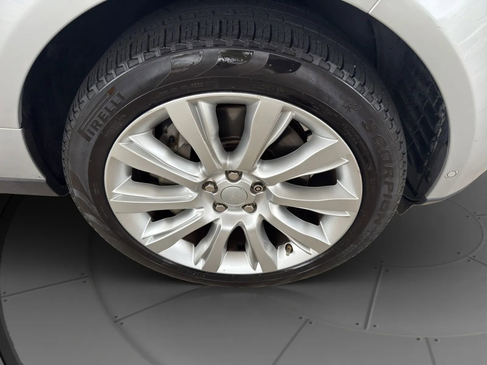 Used 2017 Land Rover Range Rover HSE image 22