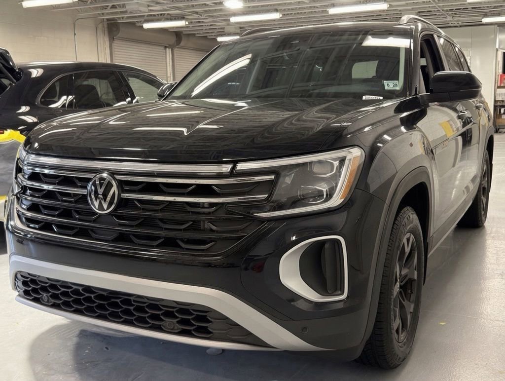 Used 2024 Volkswagen Atlas Peak Edition SE AWD/4WD image 1