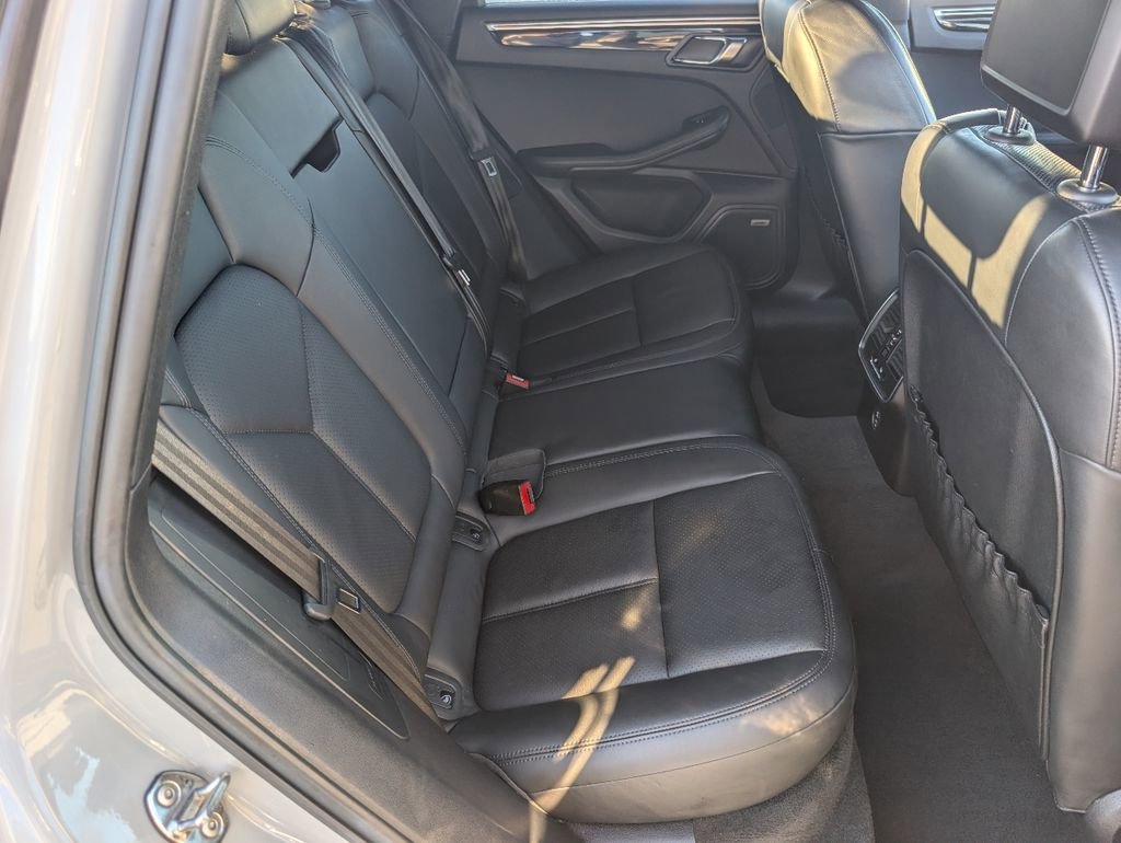 Certified 2022 Porsche Macan image 7