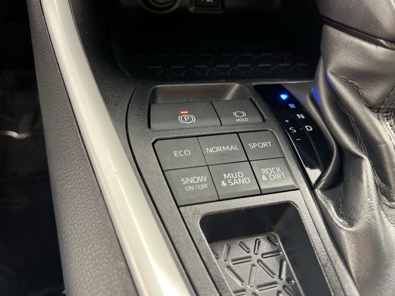 Used 2025 Toyota RAV4 LE AWD/4WD image 32