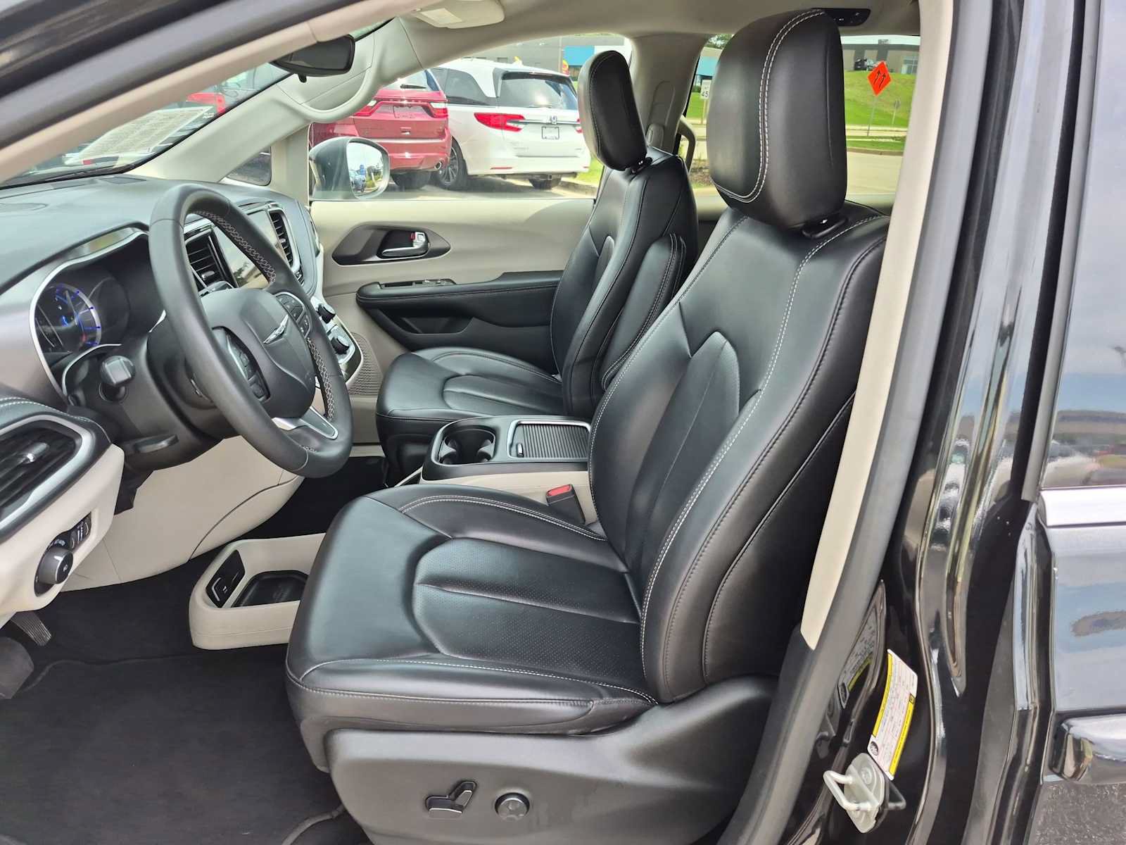 Used 2023 Chrysler Pacifica Touring-L FWD image 15