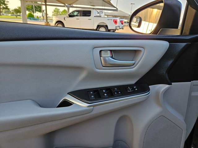 Used 2016 Toyota Camry LE image 27