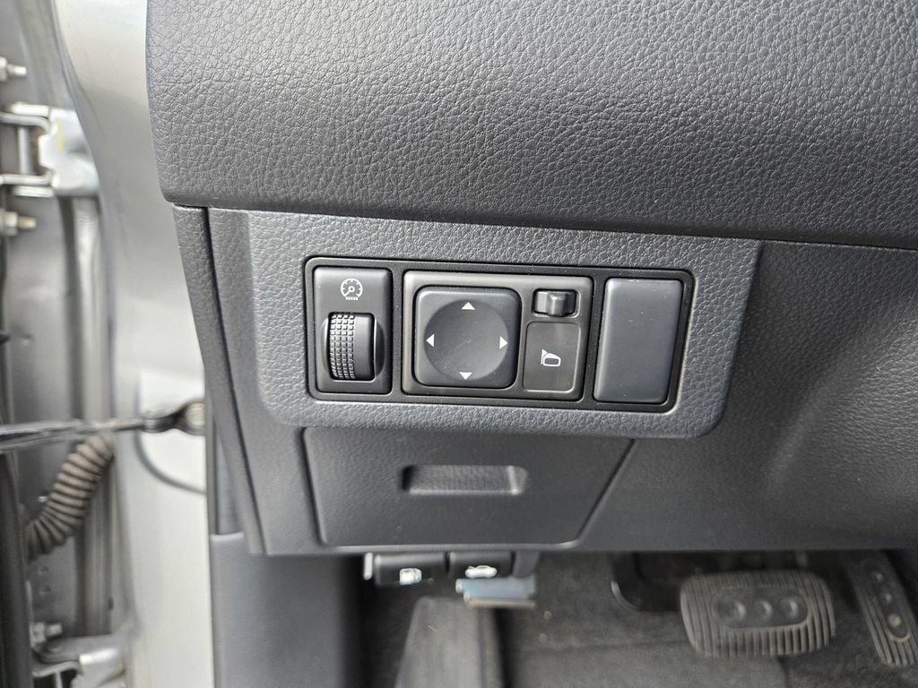 Used 2009 Nissan Versa Hatchback w/ Convenience Pkg FWD image 14