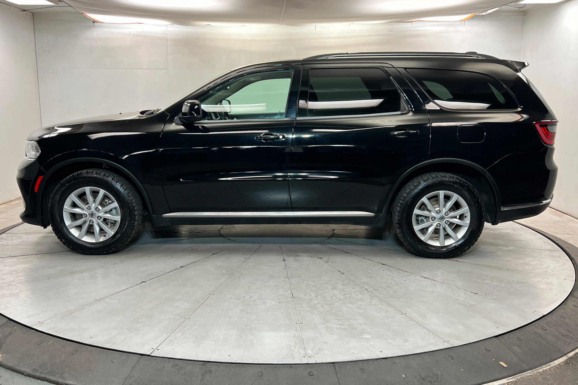 Used 2021 Dodge Durango SXT AWD/4WD image 2