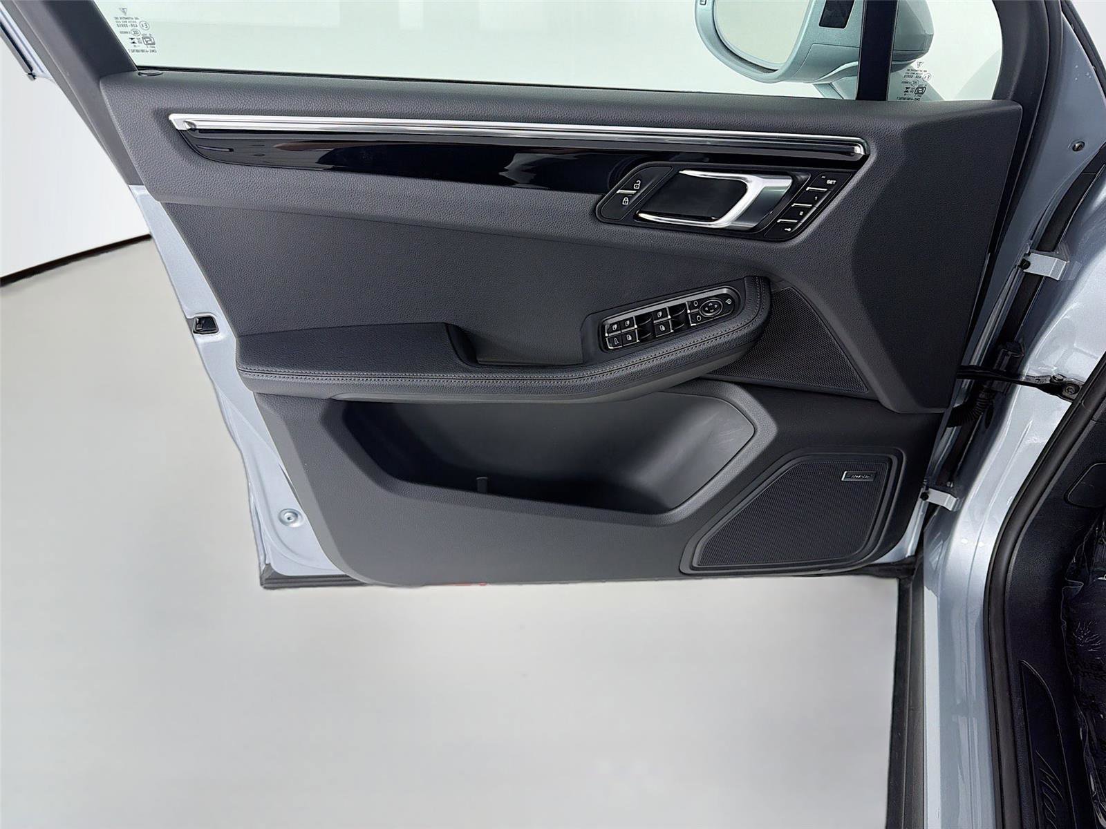 Certified 2025 Porsche Macan image 6