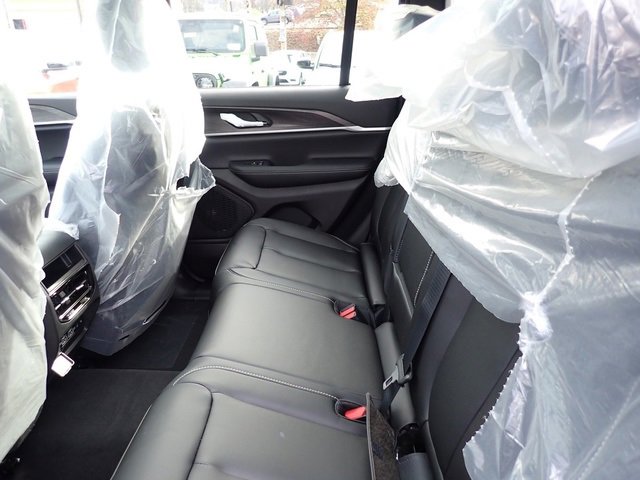 New 2025 Jeep Grand Cherokee Limited w/ Black Appearance Package image 13