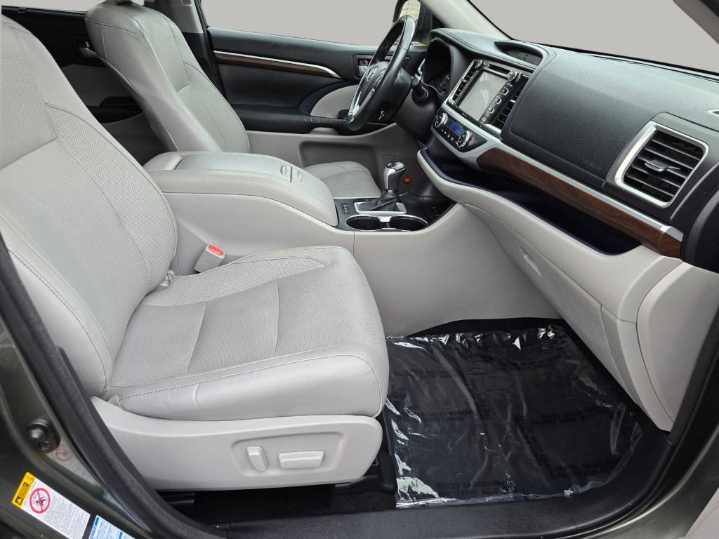 Used 2015 Toyota Highlander Limited AWD/4WD image 30