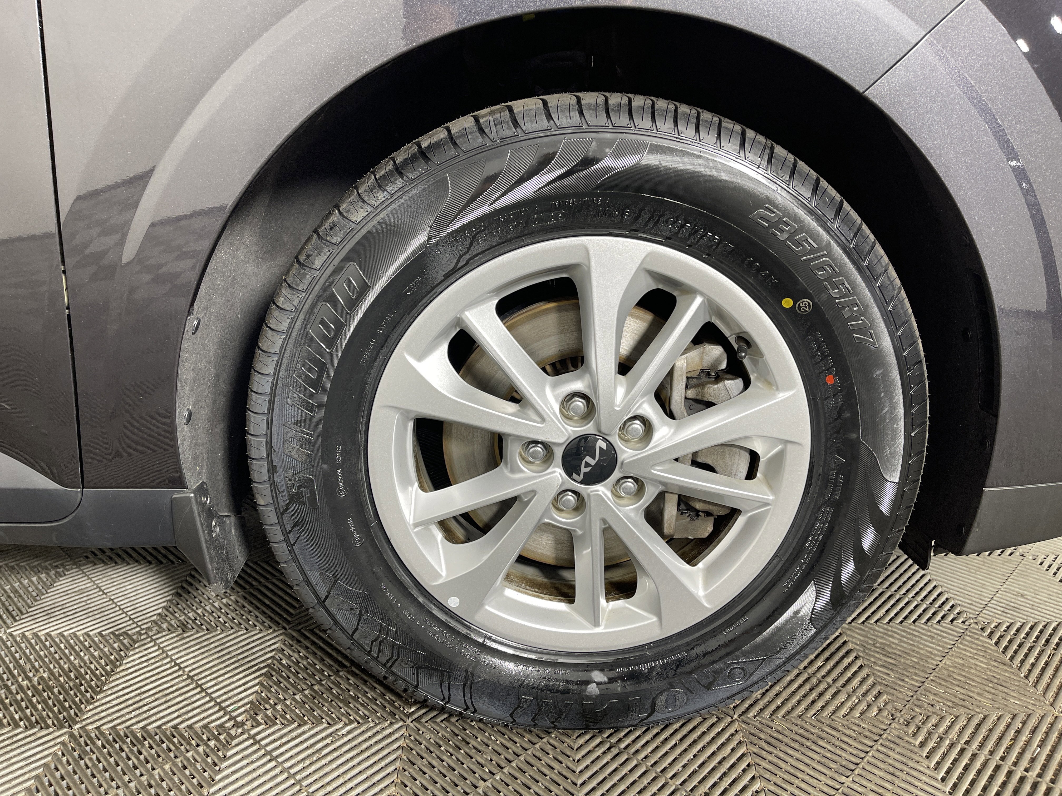 Used 2023 Kia Carnival LX image 7