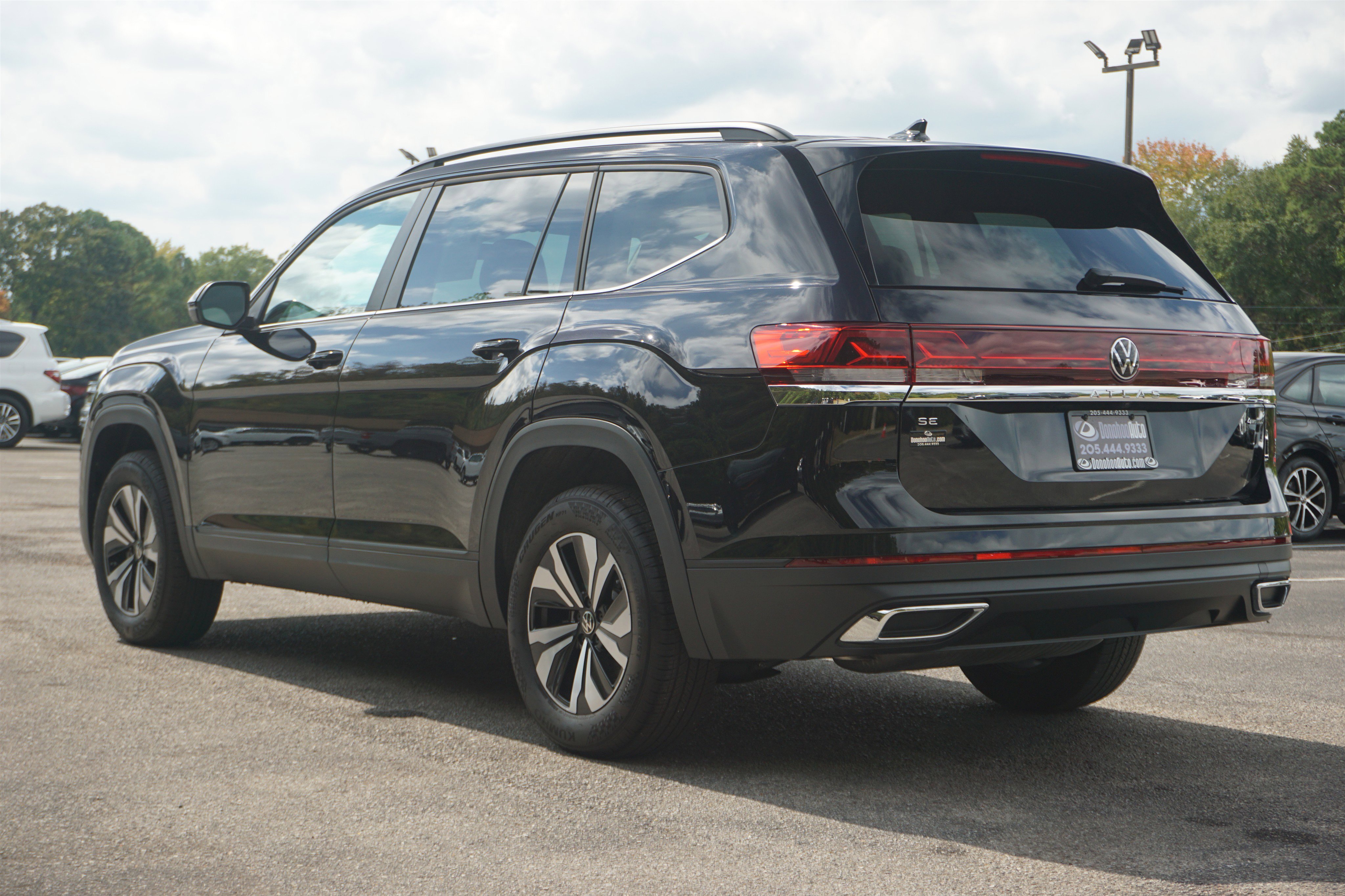 Used 2025 Volkswagen Atlas SE image 7