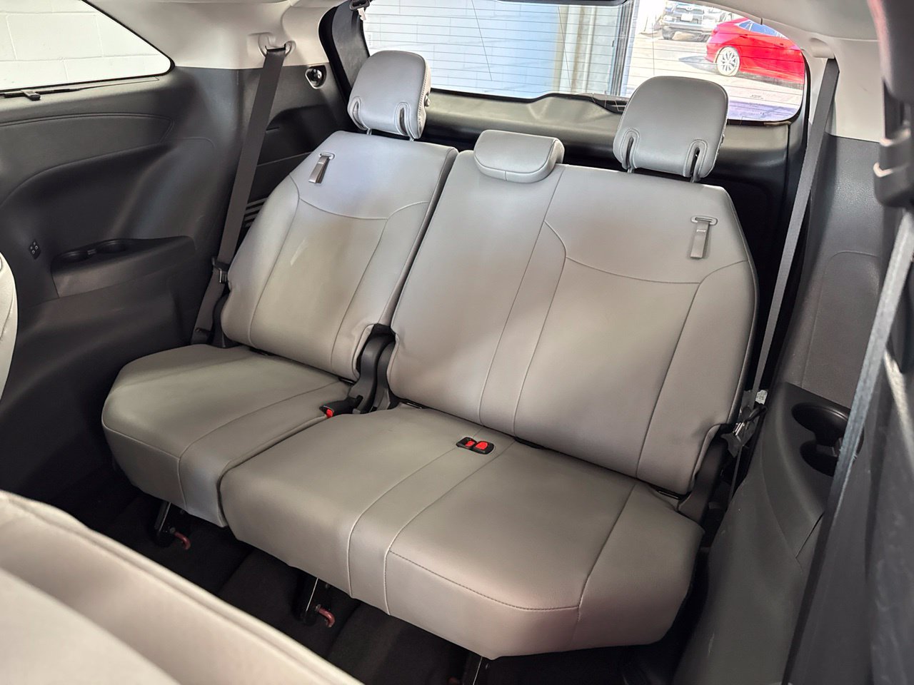 Used 2026 Toyota Sienna XLE FWD image 40
