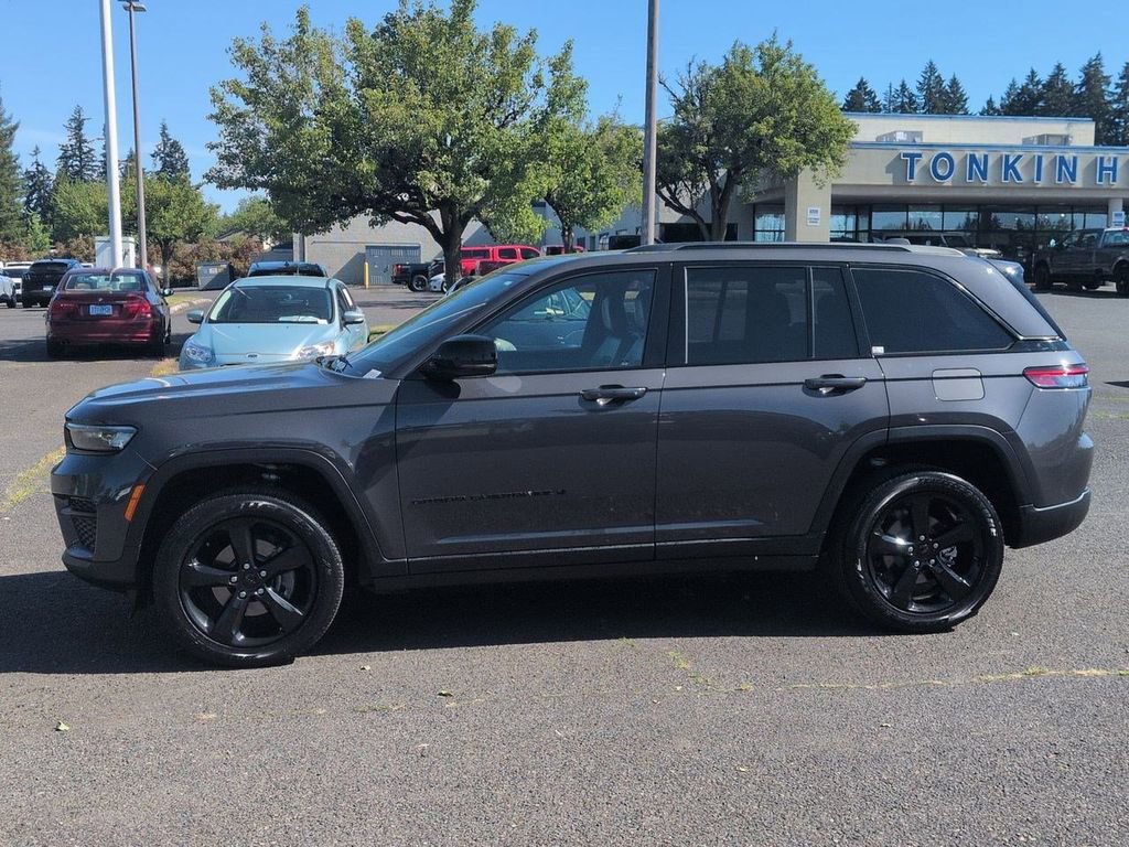 Used 2023 Jeep Grand Cherokee Altitude AWD/4WD image 2