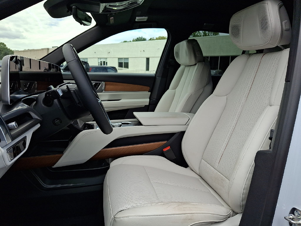 New 2027 Cadillac Vistiq Luxury w/ LPO, Floor Liner Package AWD/4WD image 8