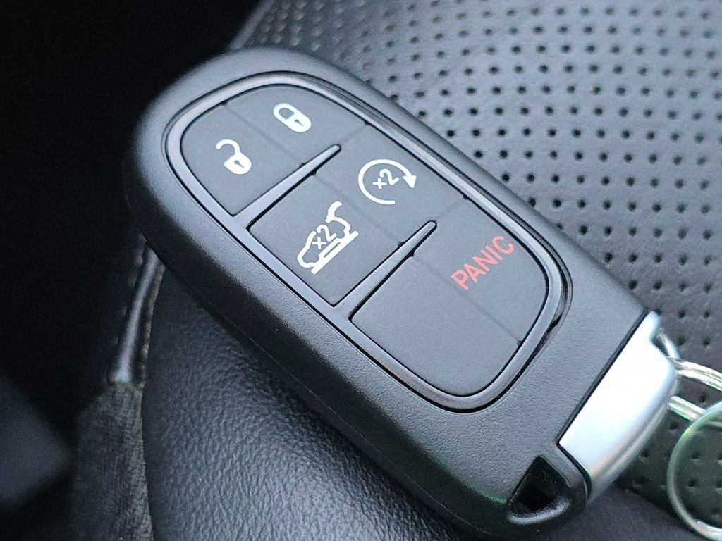 Used 2019 Jeep Cherokee Limited image 32