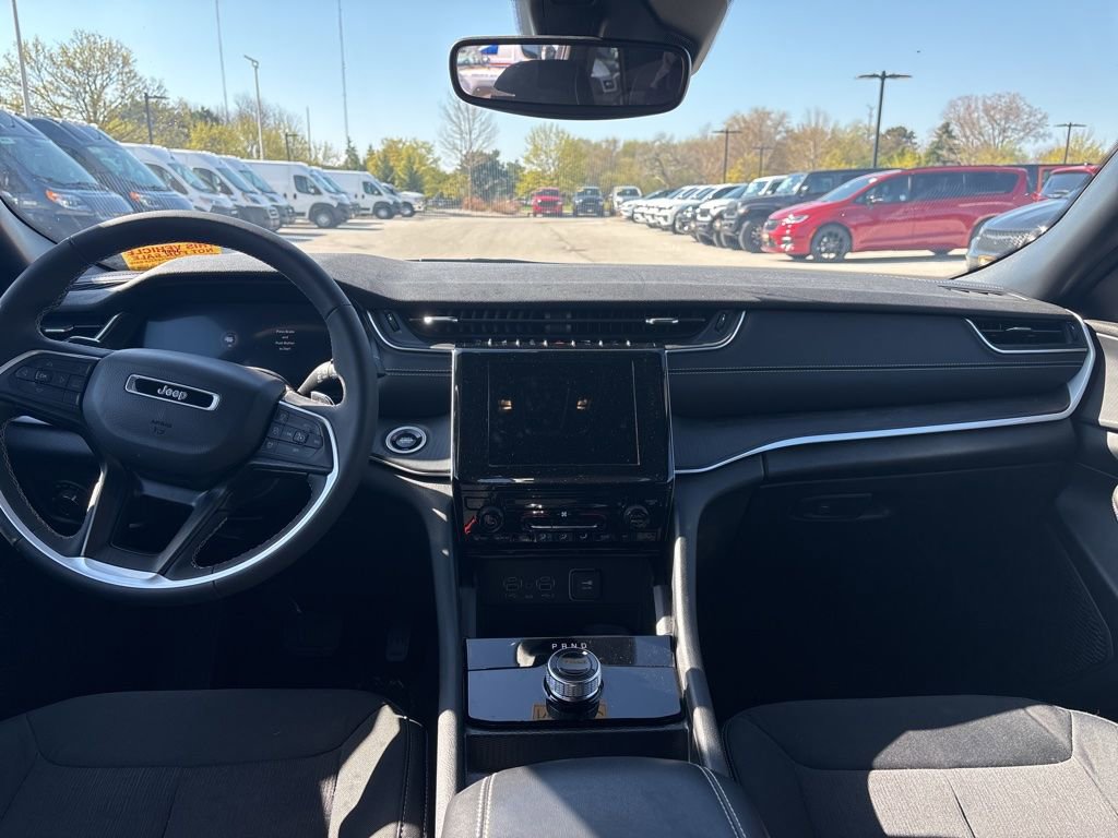 Used 2024 Jeep Grand Cherokee Laredo image 13