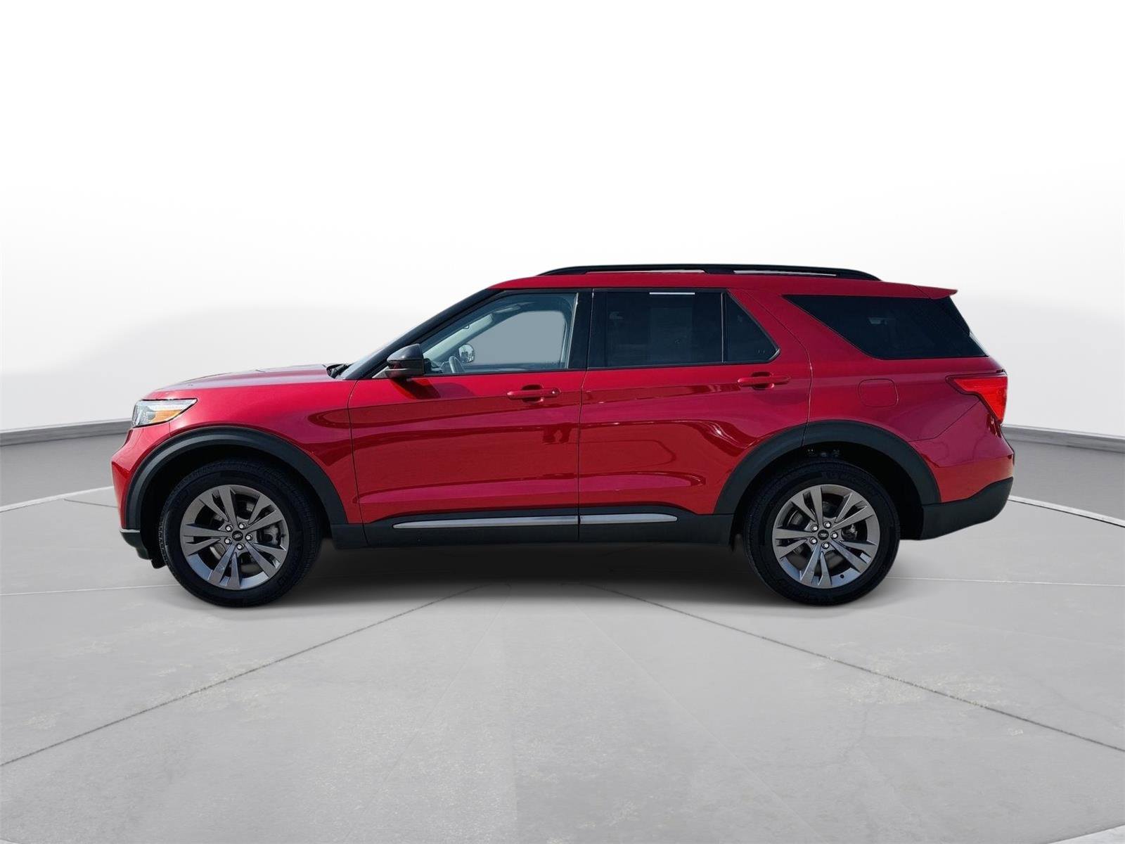 Used 2024 Ford Explorer XLT w/ Equipment Group 202A AWD/4WD image 39