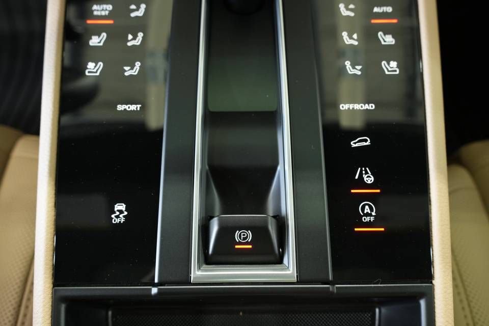 Certified 2025 Porsche Macan AWD/4WD image 22
