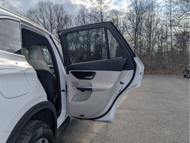 Used 2024 Mercedes-Benz GLC 300 4MATIC image 11