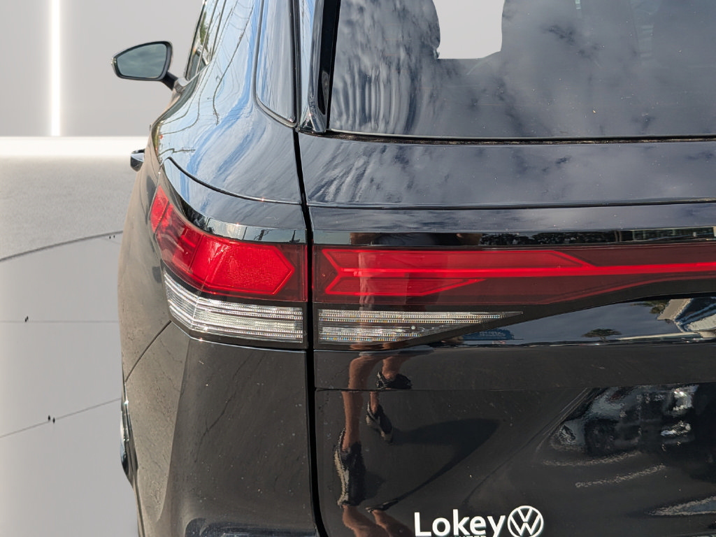 New 2026 Volkswagen Tiguan SE R-Line FWD image 8