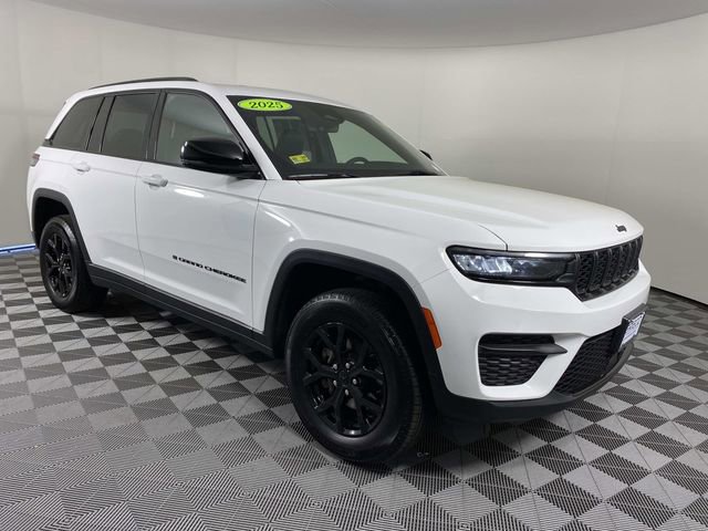 Used 2025 Jeep Grand Cherokee Altitude AWD/4WD image 1