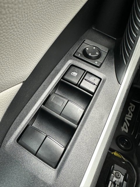 Used 2020 Toyota RAV4 XLE image 18