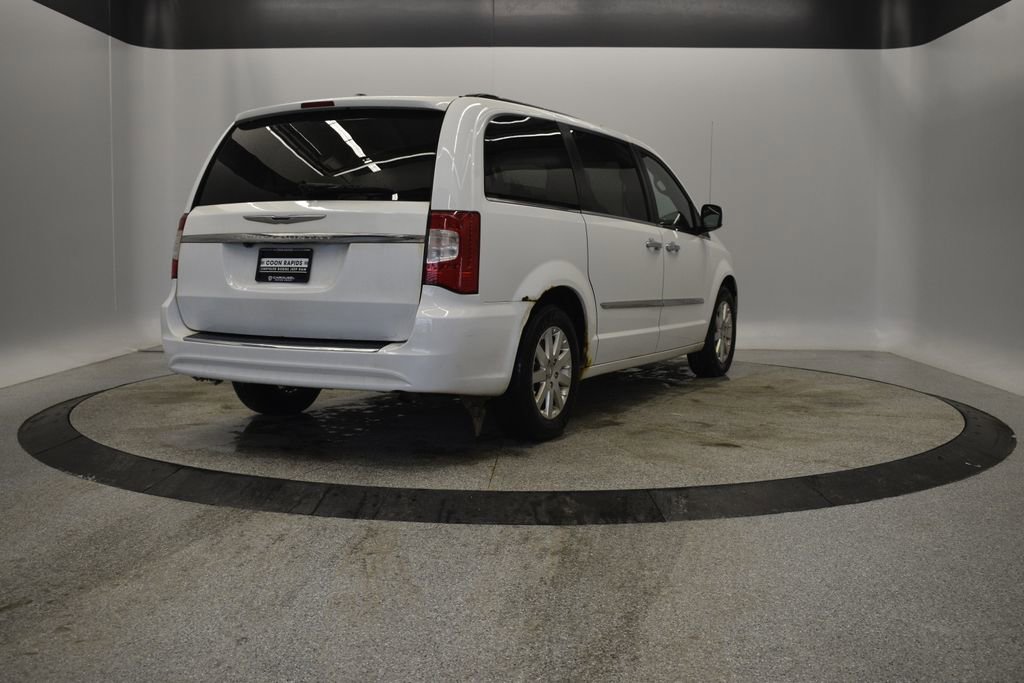 Used 2015 Chrysler Town & Country Touring w/ Driver Convenience Group image 9