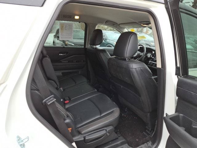 Used 2024 Nissan Pathfinder SL w/ Black Appearance Package AWD/4WD image 13